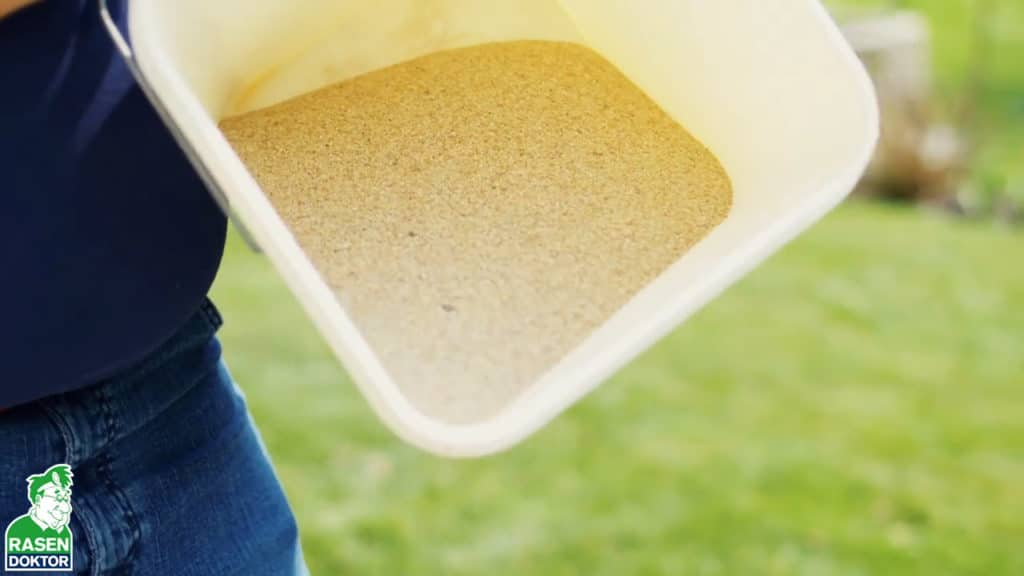 Rasen sanden: Sand und Lawn Sand richtig aufbringen » Rasenpflege